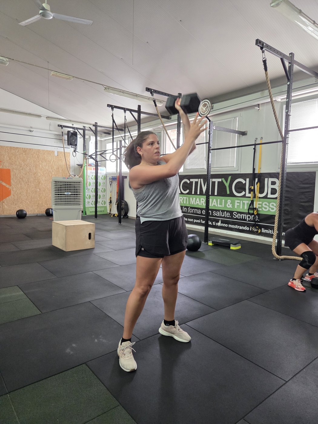 Allenamento con manubri, sala pesi di Activity Club