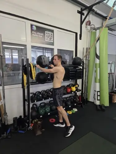 Wall ball tra kettlebell e manubri
