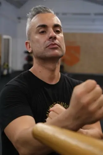 Tecnica di Wing Chun al manichino di legno