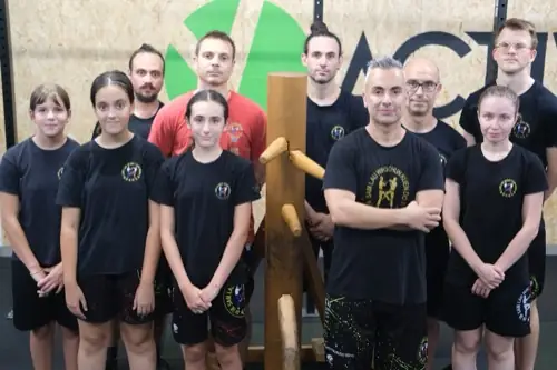 Il gruppo Wing Chun al manichino di legno