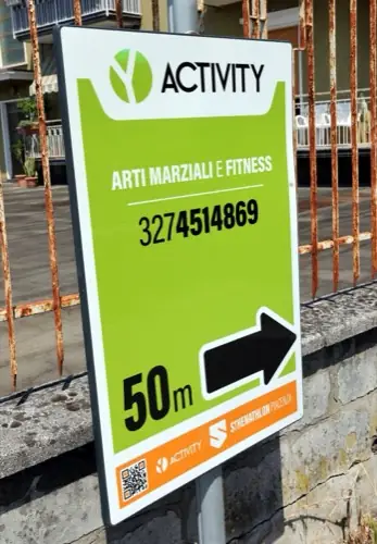 Cartello Activity Club: arti marziali e fitness