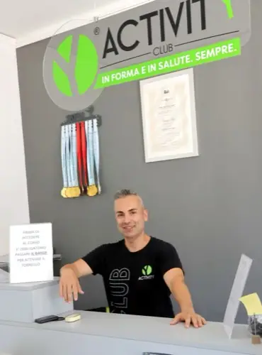 Maurizio accoglie un cliente alla reception