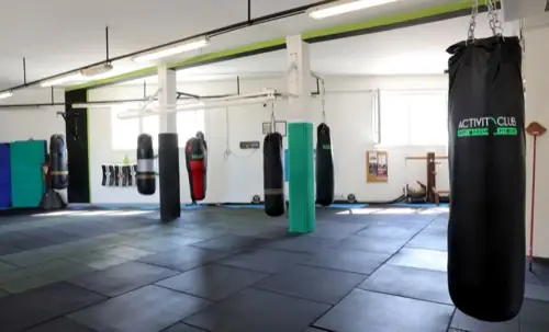 Sala boxe: la fila dei sacchi pesanti
