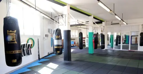 Sala boxe: la fila dei sacchi pesanti