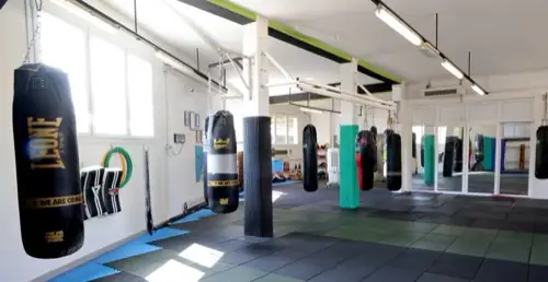 Sala boxe: la fila dei sacchi pesanti
