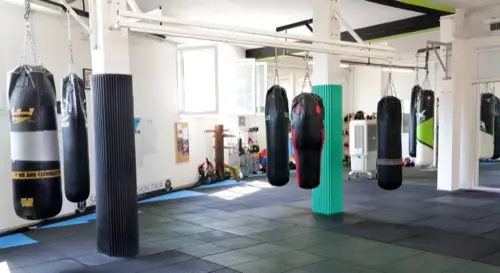 Sala boxe: la fila dei sacchi pesanti