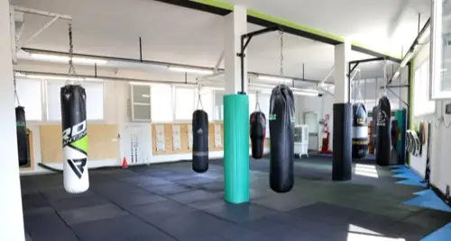 Sala boxe: la fila dei sacchi pesanti