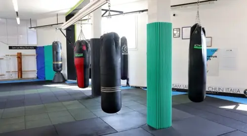 Sala boxe: la fila dei sacchi pesanti