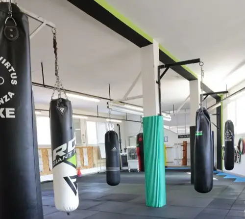 Sala boxe: allenamento sui sacchi