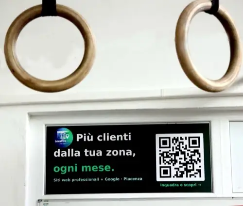 La sala pesi, con la targa del partner web LocalPro360