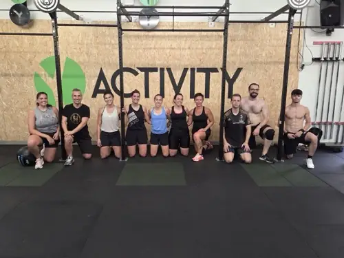 Il team di Activity Club davanti al muro brandizzato