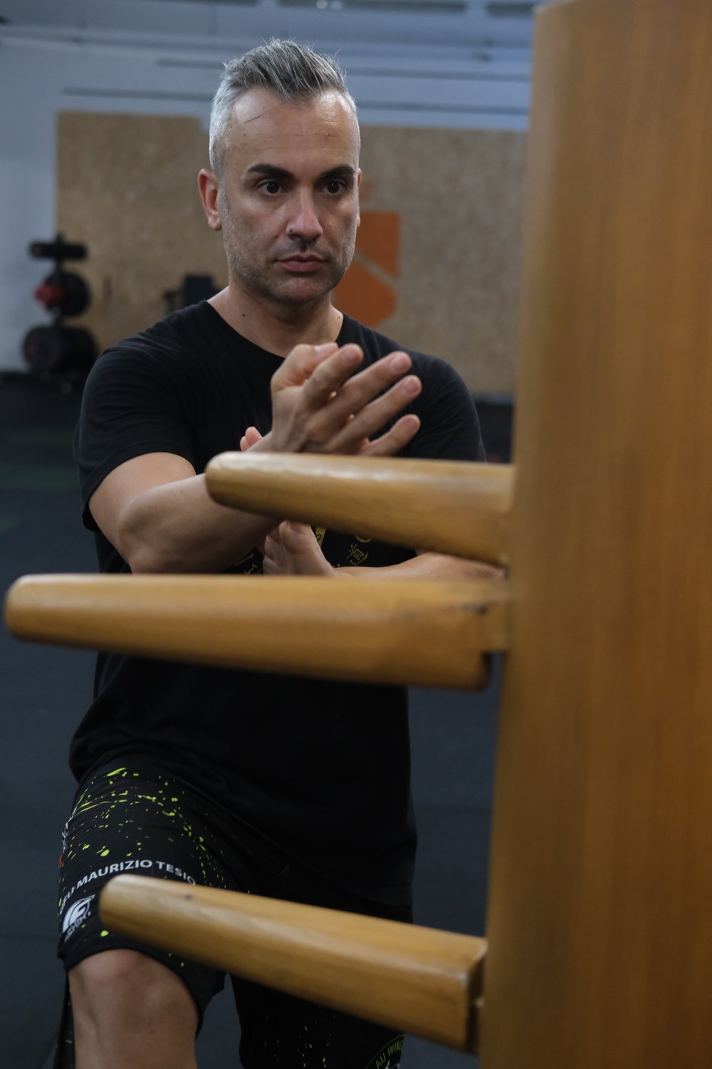 Sifu Maurizio Tesio al manichino di legno, Wing Chun tradizionale stile Sam Lau