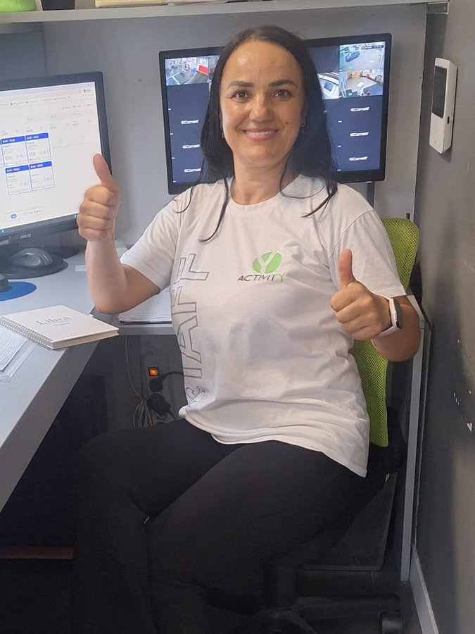 Viola, receptionist di Activity Club, alla scrivania dell'accoglienza
